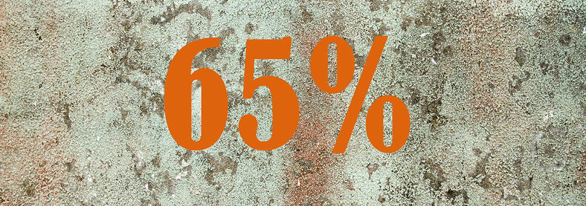 Eine Orange Zahl vor einer Betonwand - Energiefeffizient Sanieren