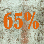 Eine Orange Zahl vor einer Betonwand - Energiefeffizient Sanieren