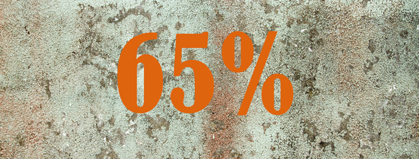 Eine Orange Zahl vor einer Betonwand - Energiefeffizient Sanieren