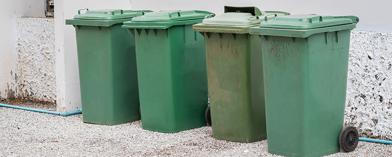 Grüne Tonnen auf der Straße am Recyclingtag; Betriebskosten Haus