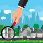 Illustration: eine übergroße Hand kommt aus dem oberen Bildrand und hält eine Lupe auf ein Einfamilienhaus, im Hintergrund befindet sich die Silhouette einer Großstadt | Immobilie finden 2024