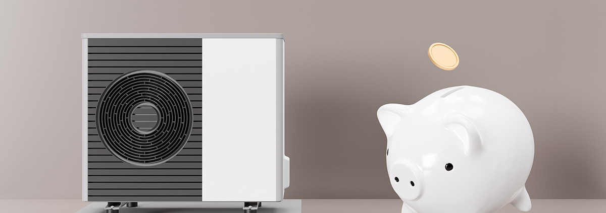 Vor einer braunen Wand steht links eine Wärmepumpe, rechts steht ein Sparschwein auf einem Bein, dem vorderen linken, die anderen Beine schweben in der Luft, von oben Fallen Goldmünzen in das Sparschwein | Energetische Sanierung