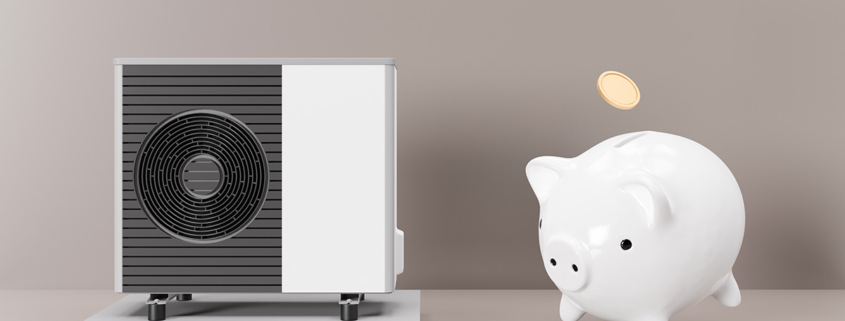 Vor einer braunen Wand steht links eine Wärmepumpe, rechts steht ein Sparschwein auf einem Bein, dem vorderen linken, die anderen Beine schweben in der Luft, von oben Fallen Goldmünzen in das Sparschwein | Energetische Sanierung