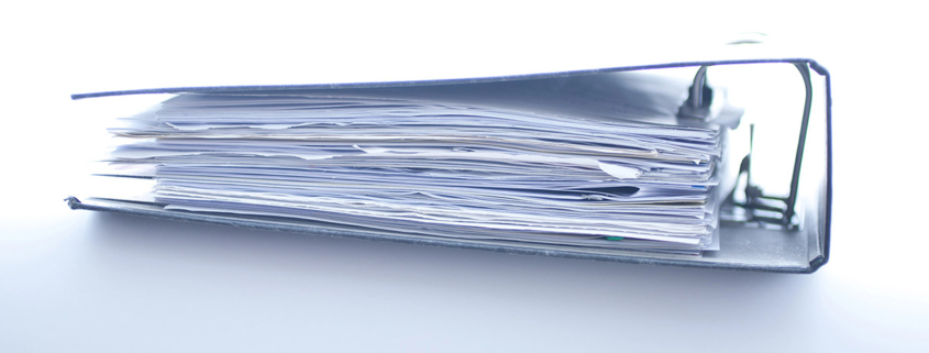 Ein Ordner mit relevanten Unterlagen für das Immobilienerbe und den Immobilienverkauf | Erbimmobilie